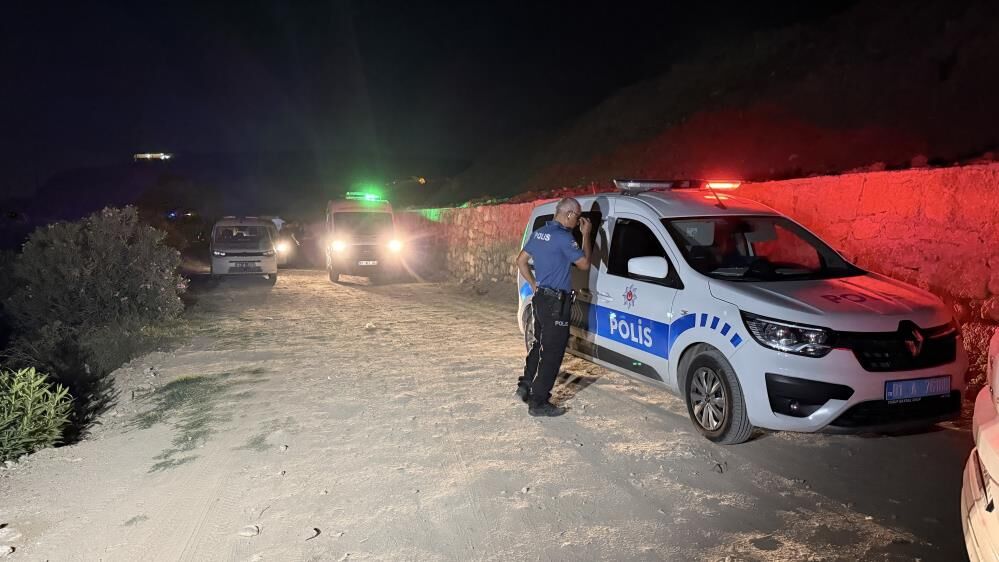 Aracla Geldiler Silahli Saldiriya Ugradilar 1 Kadin Ve 2 Erkek Hayatini Kaybetti (2)