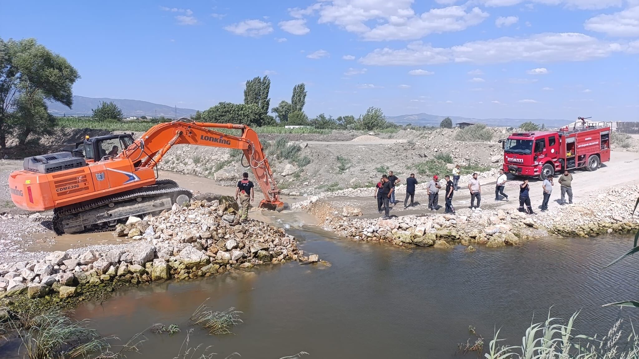 Arama Çalışmaları Için Derenin Suyu Tahliye Ediliyor (2)