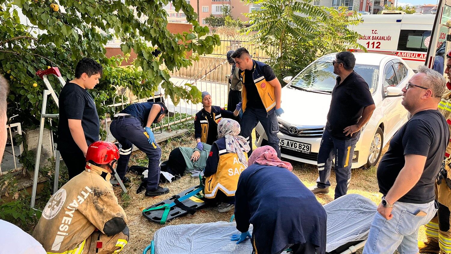 Bahçede Dehşet Anları! Kayısı Toplarken Demir Korkuluğa Saplandı (1)-1