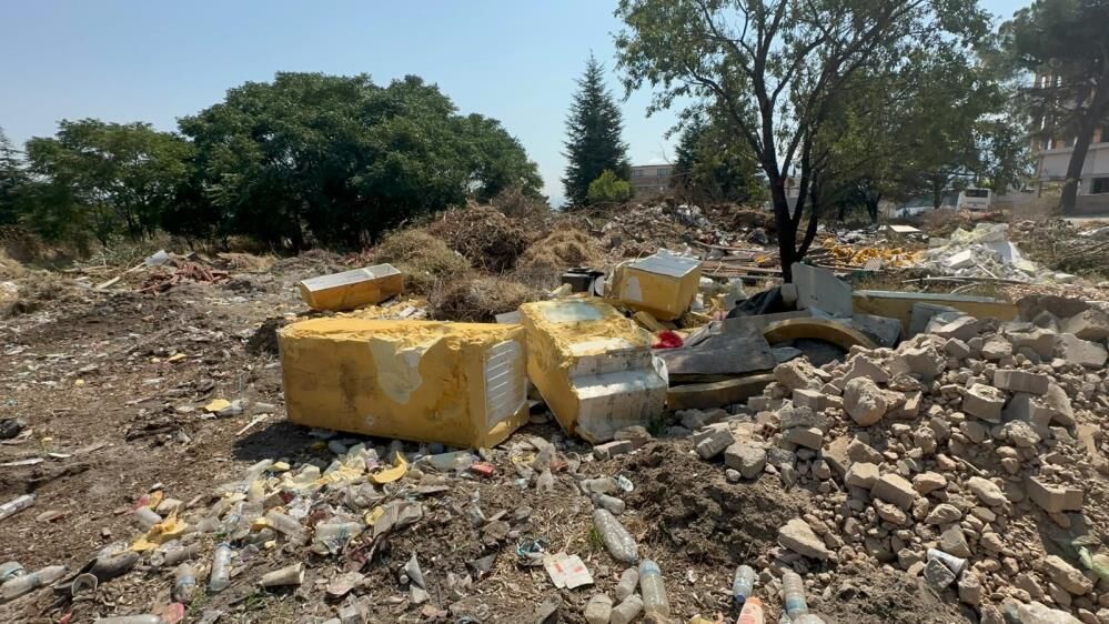 Belediye Binasinin Arkasinda Soke Eden Goruntu Belediye Araclarinin Atik Doktugu Anlar (1)