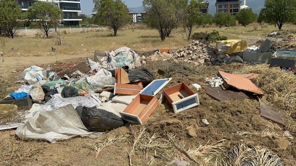 Belediye Binasinin Arkasinda Soke Eden Goruntu Belediye Araclarinin Atik Doktugu Anlar (2)