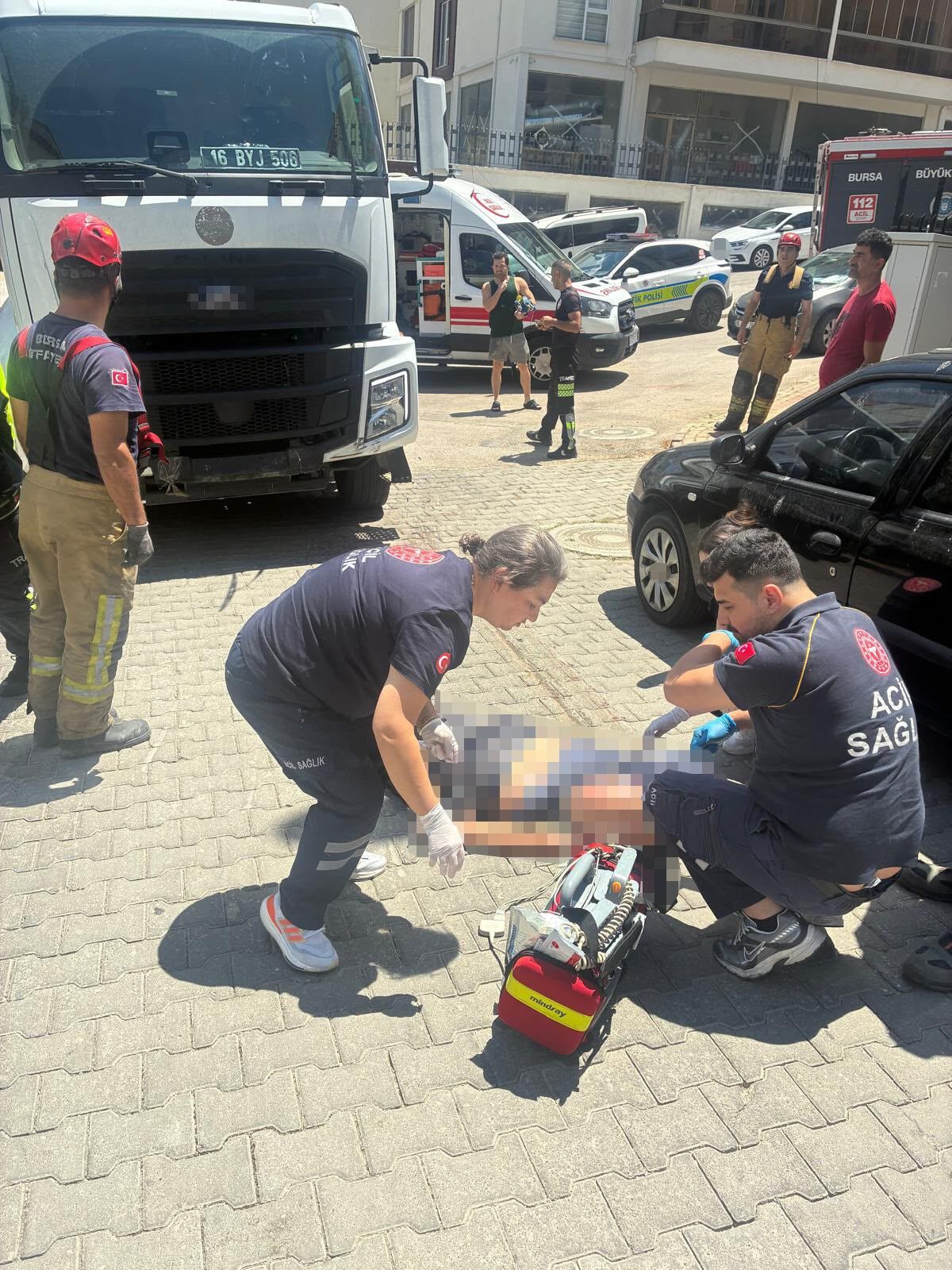 Belediye Kamyonu Yasli Adama Carpti Kurtarilamadi (2)