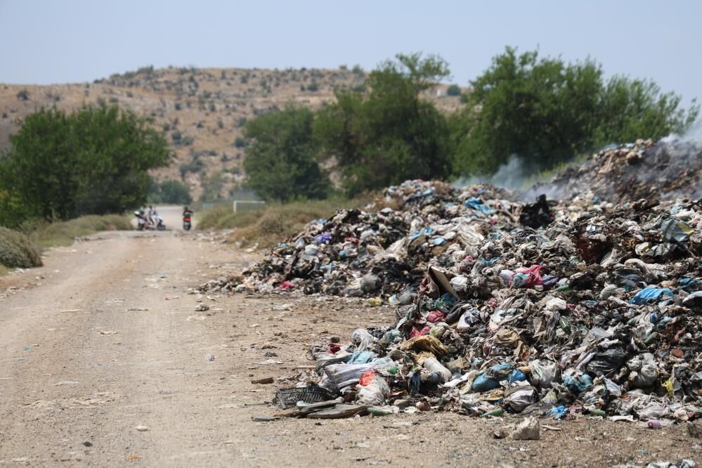 Bir Aydir Yanan Copler Bitmeyen Koku Mahallede Yasam Kabusa Dondu (4)