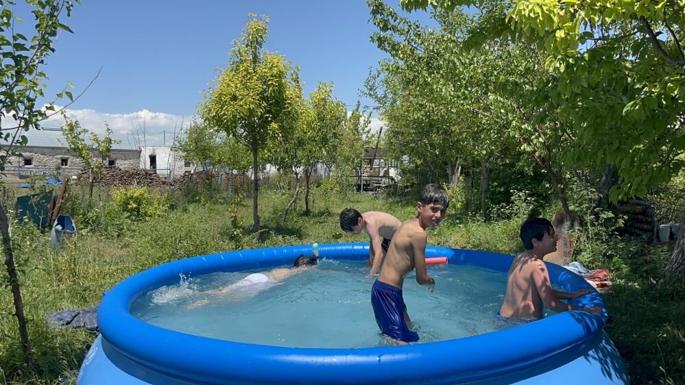 Bir Yil Harclik Biriktirdiler Koy Cocuklarinin Sisme Havuz Hayali Gercek Oldu (2)