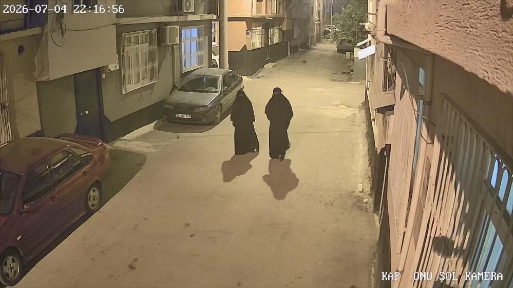 Carsaf Giyip Eve Girdiler 40 Dakikada Altinlari Toplayip Kactilar (1)-1