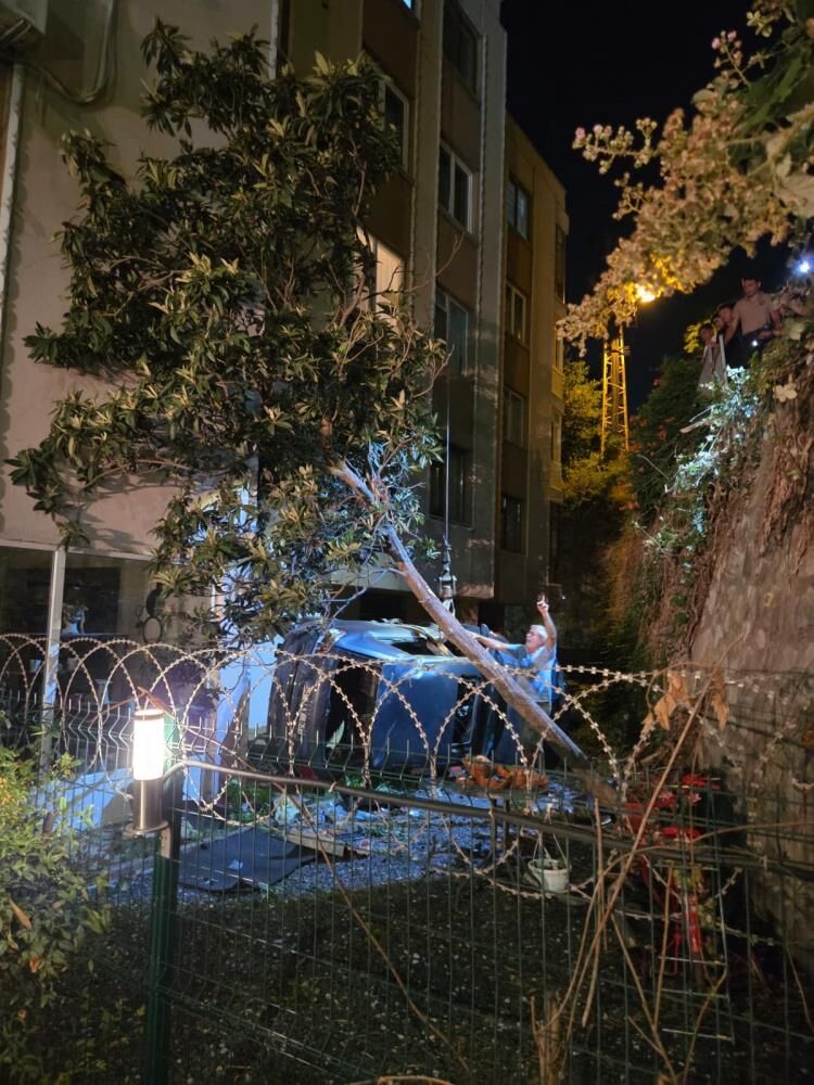 Direksiyon Hakimiyetini Kaybeden Otomobil Apartman Bosluguna Uctu (3)