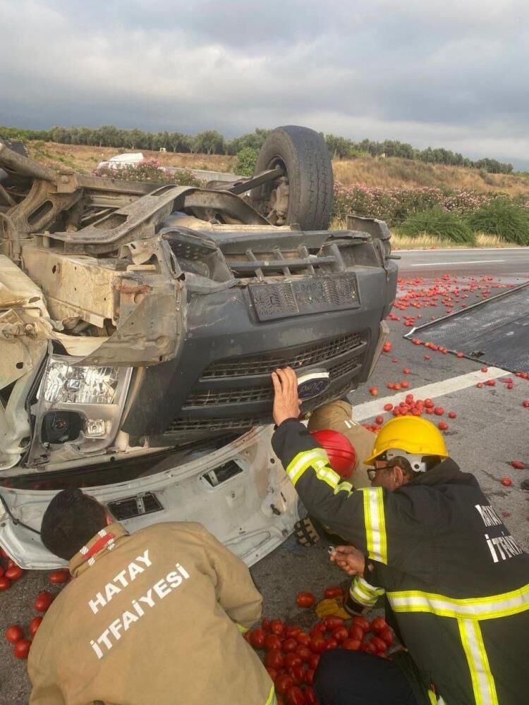 Domates Yuklu Kamyonet Takla Atti Arac Hurdaya Dondu 2 Yarali (2)