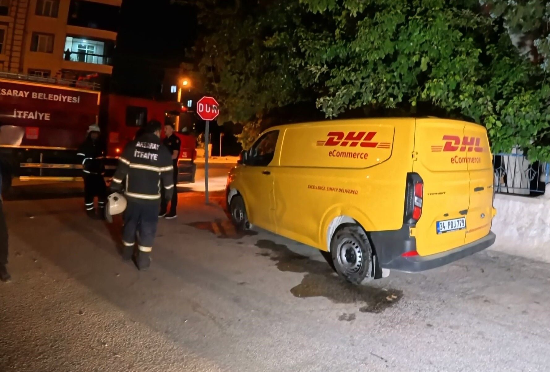 Evinin Onune Park Edince Cilgina Dondu Kargo Kamyonetini Yakmaya Kalkti (3)