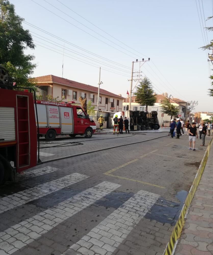 Facianin Esiginden Donuldu Ilce Merkezinde Akaryakit Yuklu Tanker Devrildi (2)
