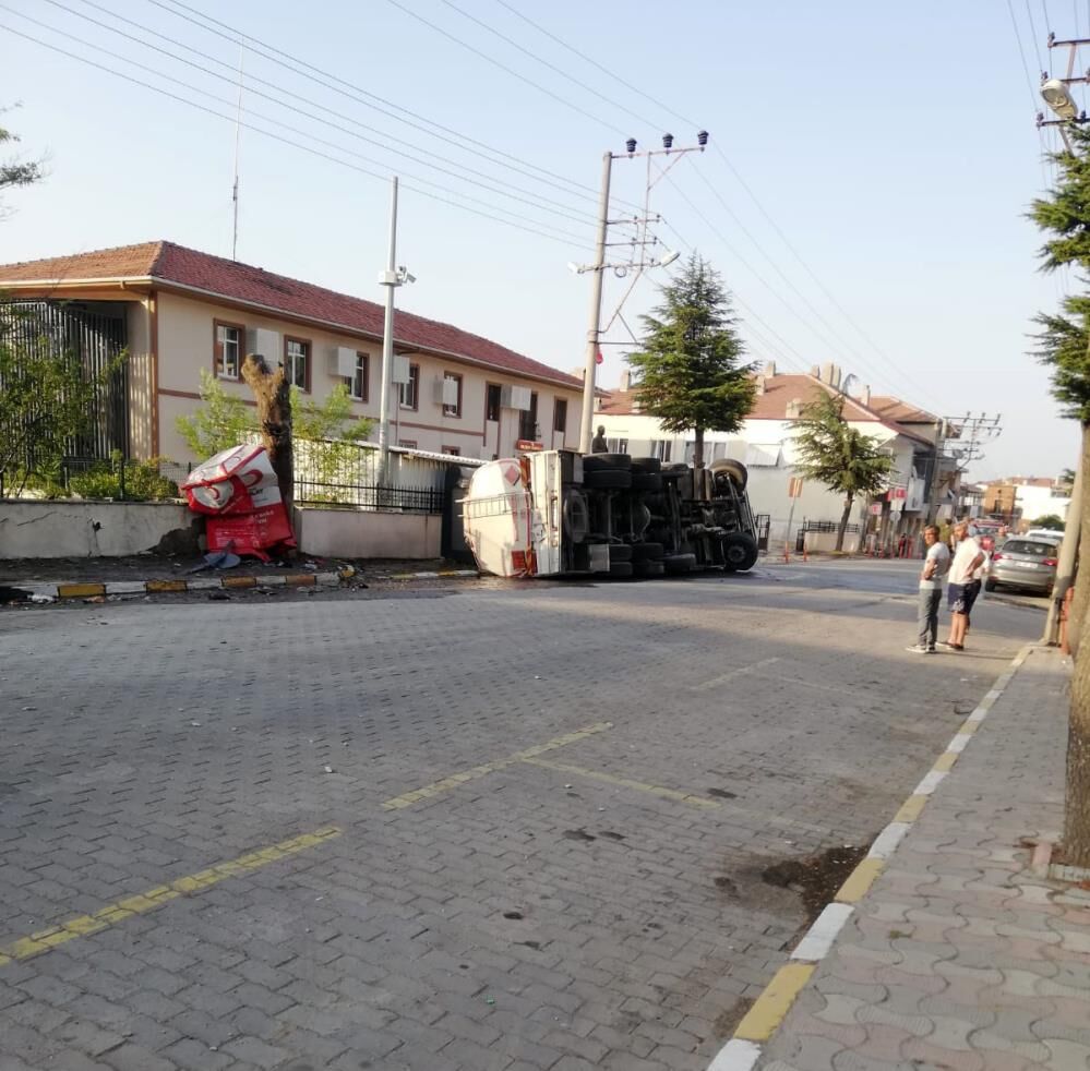 Facianin Esiginden Donuldu Ilce Merkezinde Akaryakit Yuklu Tanker Devrildi (3)