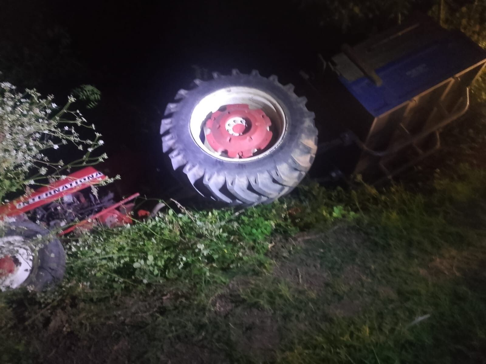 Feci Traktor Kazasi Cukura Duserek Devrilen Traktorun Altinda Kalan Surucu Agir Yarala (4)