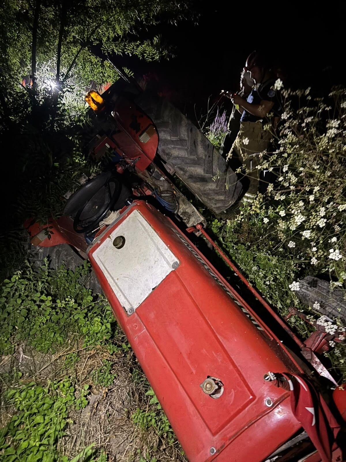 Feci Traktor Kazasi Cukura Duserek Devrilen Traktorun Altinda Kalan Surucu Agir Yarala (5)
