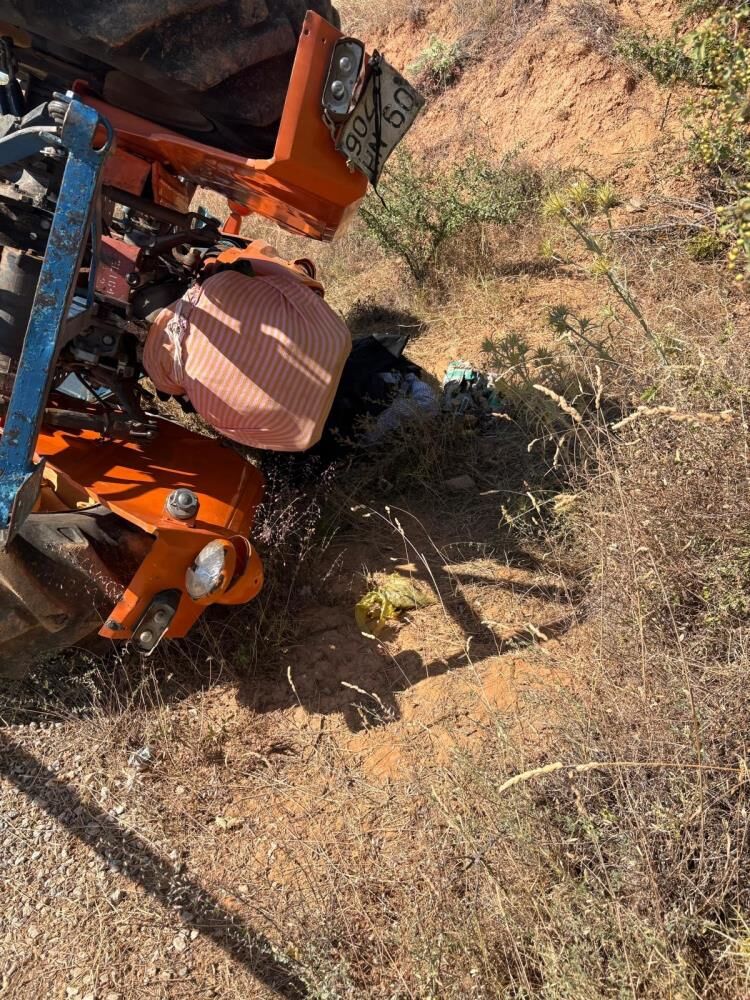 Feci Traktor Kazasi Devrilen Traktorun Altinda Kalan 81 Yasindaki Surucu Hayatini Kayb (3)