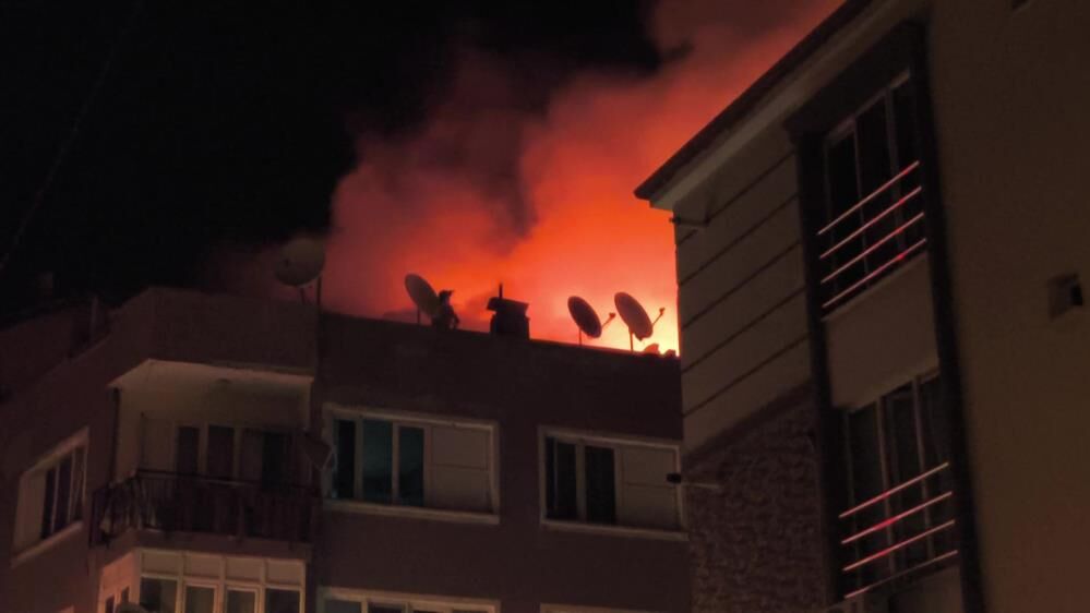 Gece Yarisi Alevlere Meydan Okudu Hortumla Cati Yanginina Tek Basina Mudahale Etti (2)