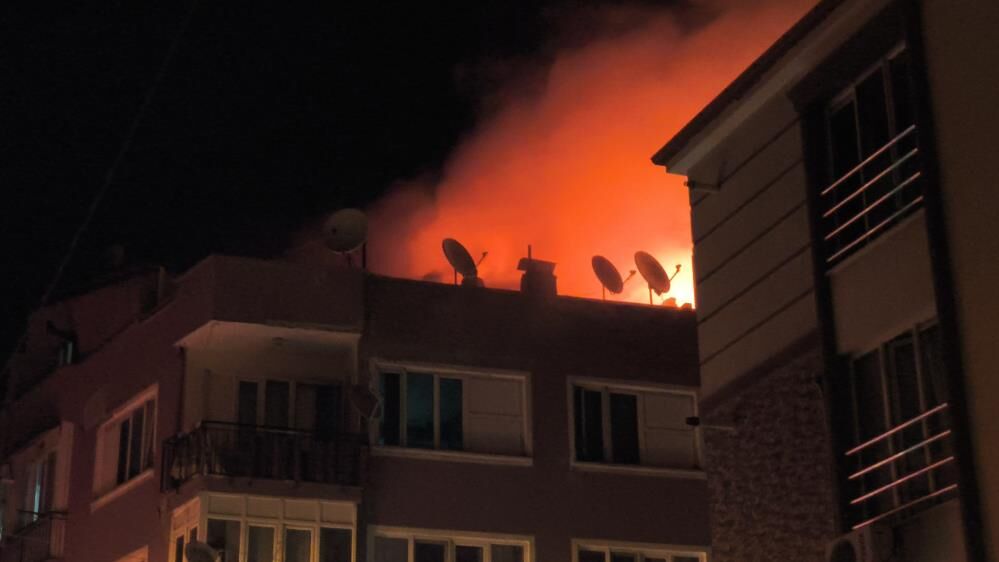 Gece Yarisi Alevlere Meydan Okudu Hortumla Cati Yanginina Tek Basina Mudahale Etti (3)