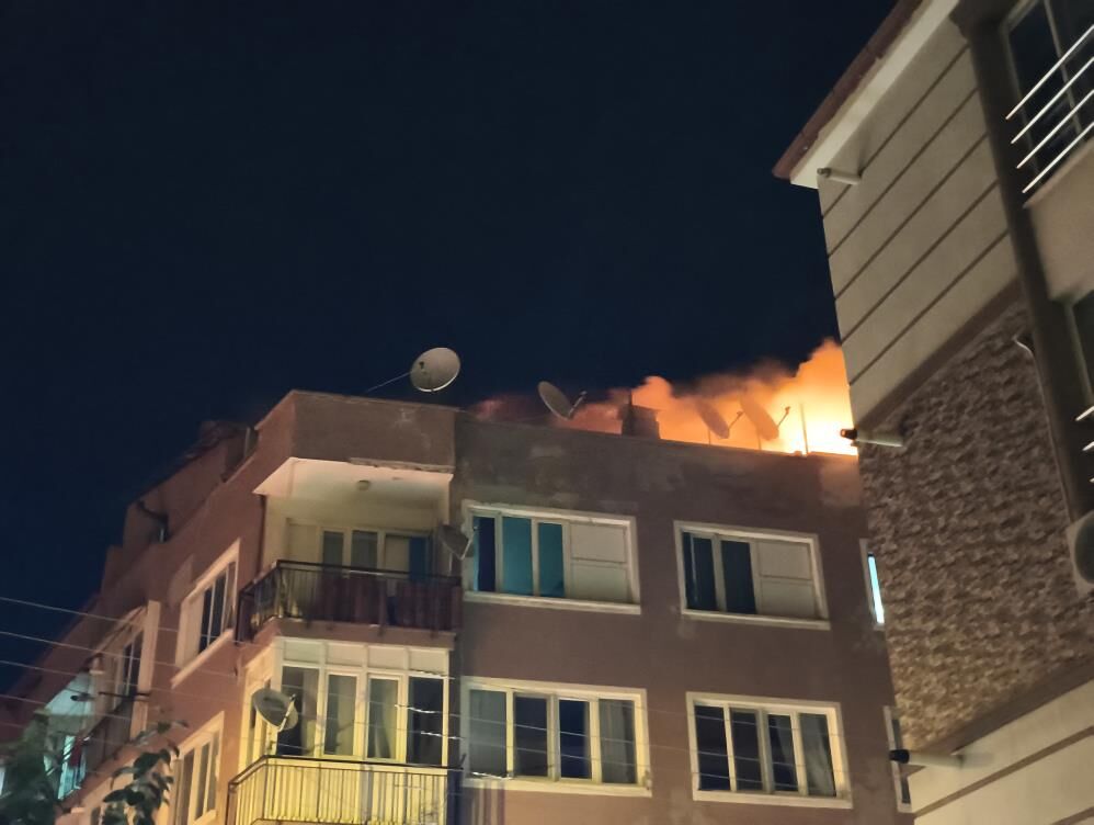 Gece Yarisi Alevlere Meydan Okudu Hortumla Cati Yanginina Tek Basina Mudahale Etti (4)
