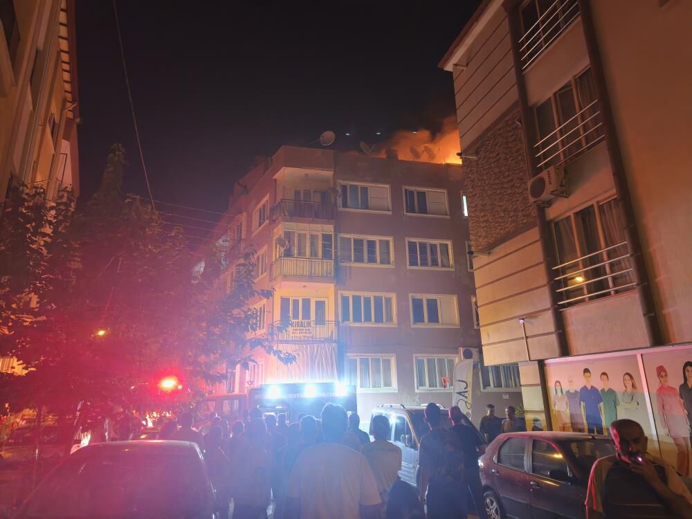 Gece Yarisi Alevlere Meydan Okudu Hortumla Cati Yanginina Tek Basina Mudahale Etti (5)