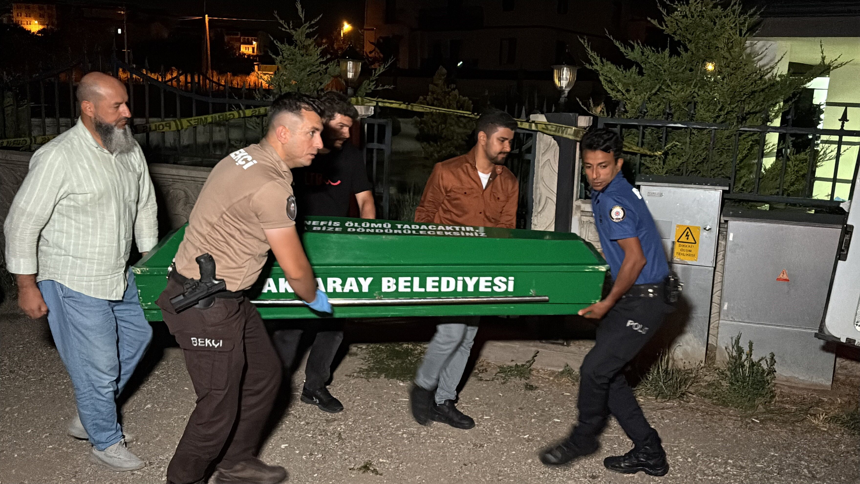 Gece Yarisi Dehset Alkol Masasinda Basindan Vurularak Olduruldu (2)