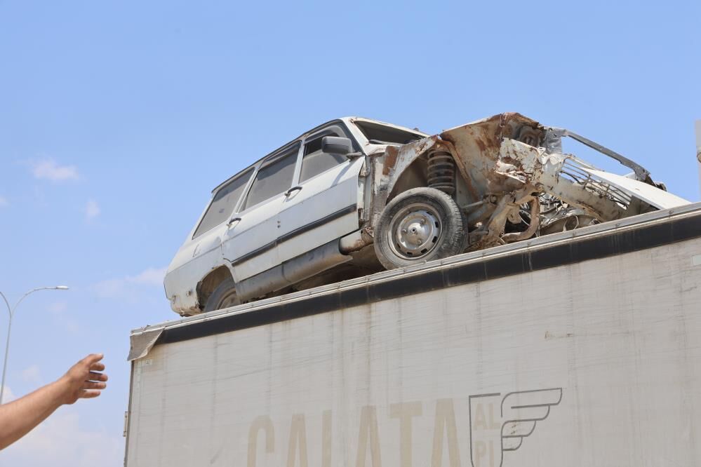 Hirsizlara Karsi Ilginc Cozum Torosu Forkliftle Konteynerin Ustune Cikardi (3)