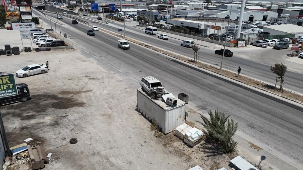 Hirsizlara Karsi Ilginc Cozum Torosu Forkliftle Konteynerin Ustune Cikardi (4)