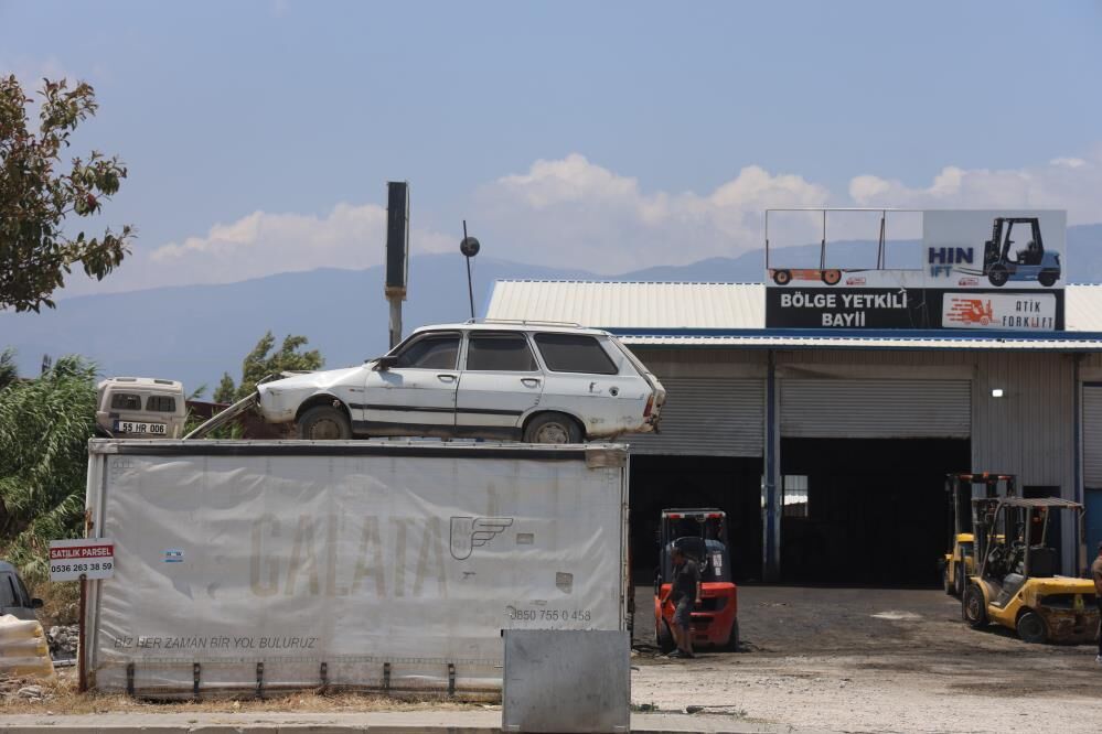 Hirsizlara Karsi Ilginc Cozum Torosu Forkliftle Konteynerin Ustune Cikardi (5)
