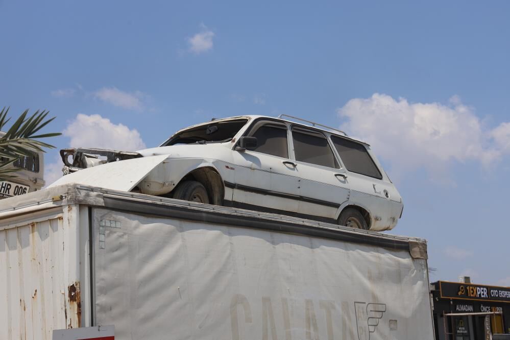 Hirsizlara Karsi Ilginc Cozum Torosu Forkliftle Konteynerin Ustune Cikardi (6)
