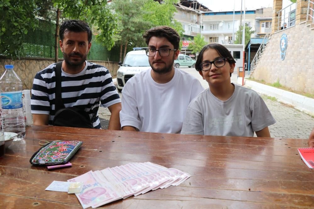 Insanlik Olmemis Dedirten Hareket Kaybolan Cuzdani Yasli Kadina Teslim Ettiler (2)