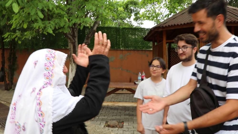 Insanlik Olmemis Dedirten Hareket Kaybolan Cuzdani Yasli Kadina Teslim Ettiler (3)