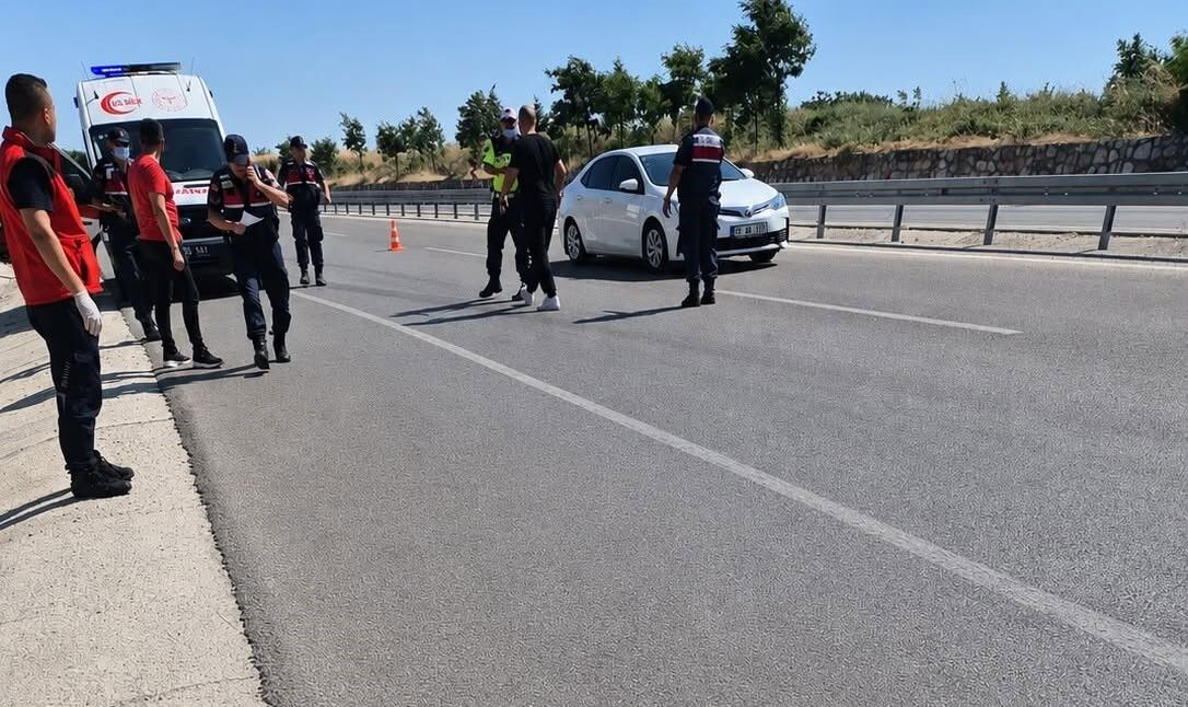 Itfaiye Ekipleri Zamanla Yaristi Hurdaya Donen Aractan Cansiz Bedeni Cikarildi (1)-1