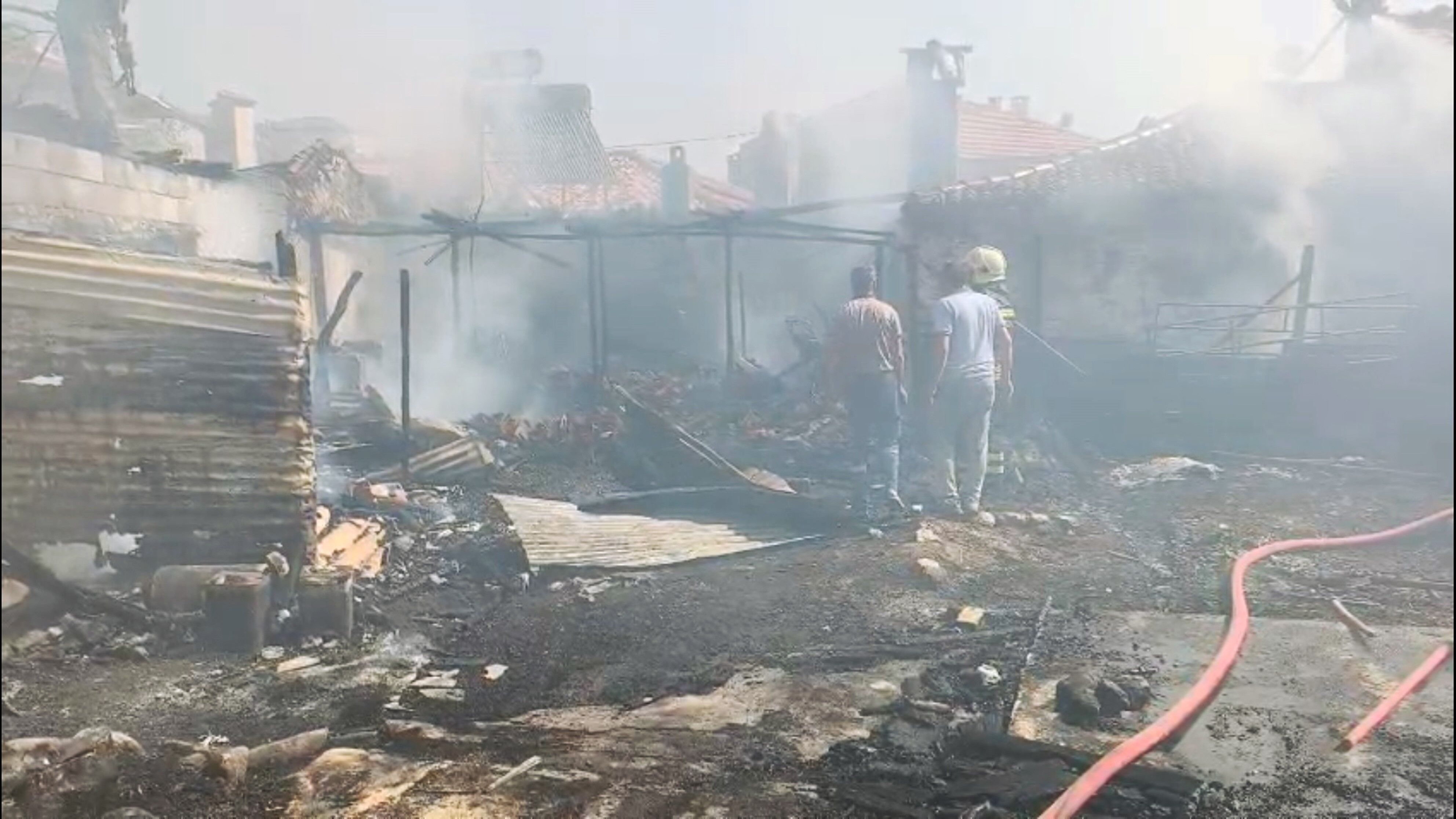 Kahreden Yangin Esya Deposunda Cikan Alevler Can Aldi (1)-1