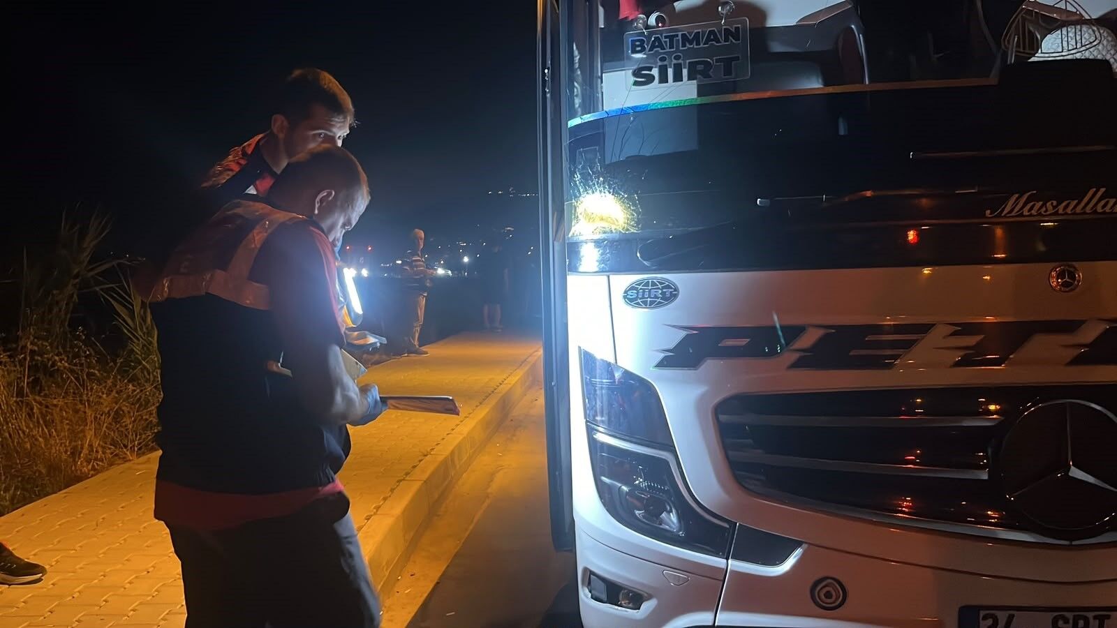 Karsiya Gecmeye Calisiyordu Otobus Kazasi Can Aldi (4)