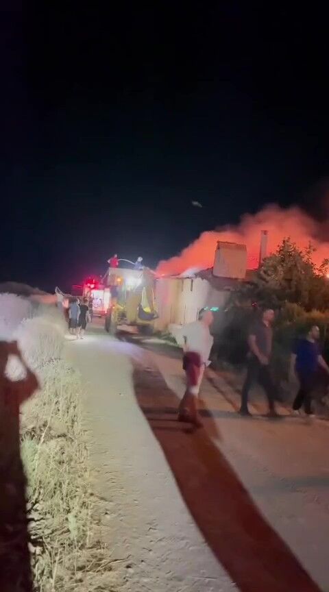 Kavurucu Sicakta Muthis Fikir Cocuklar Dereyi Kendi Elleriyla Havuza Cevirdi (2)-1