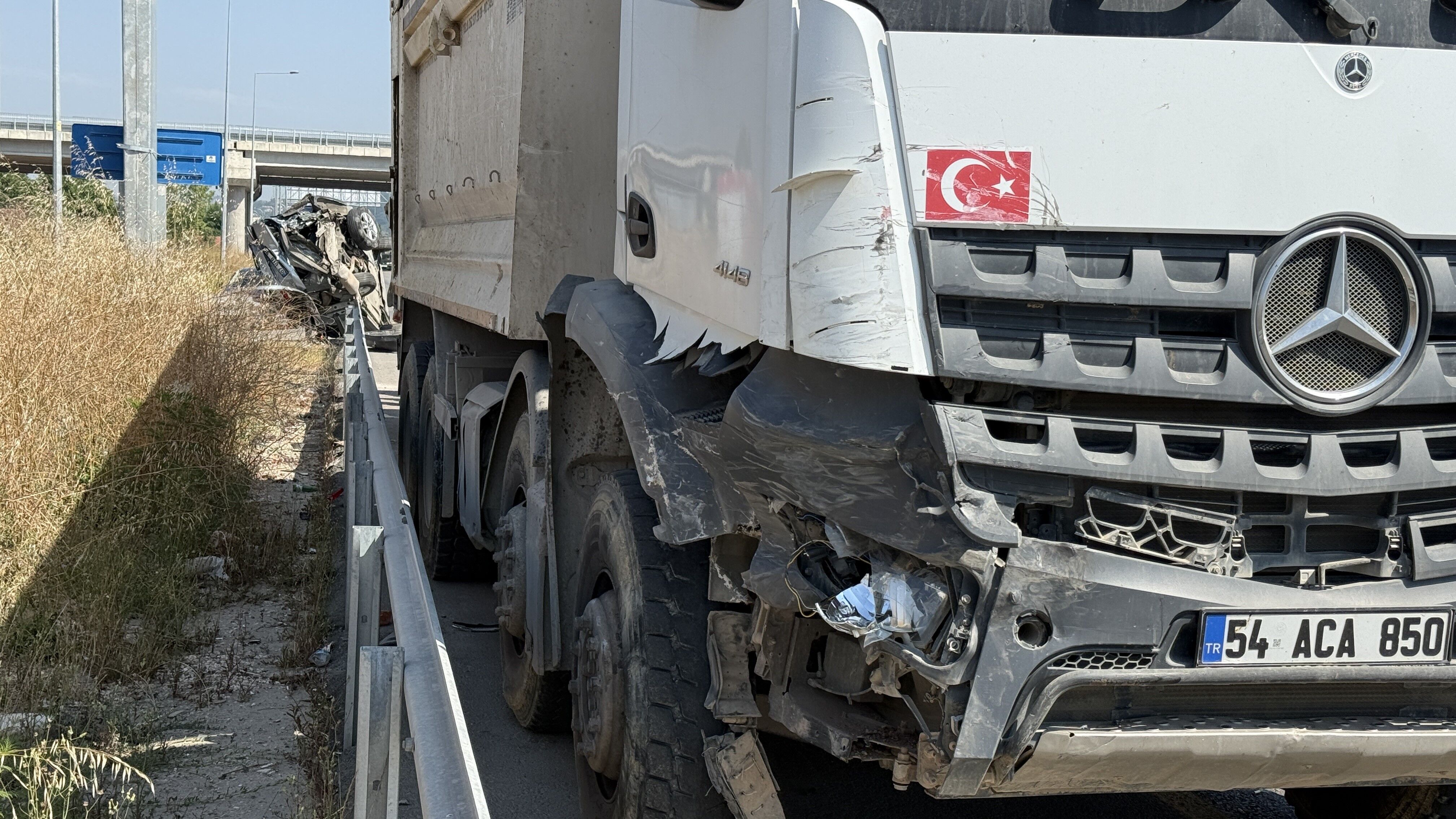 Kaza Sonrasi Buyuk Tehlike Itfaiye Yakit Sizintisini Sakizla Durdurdu (5)