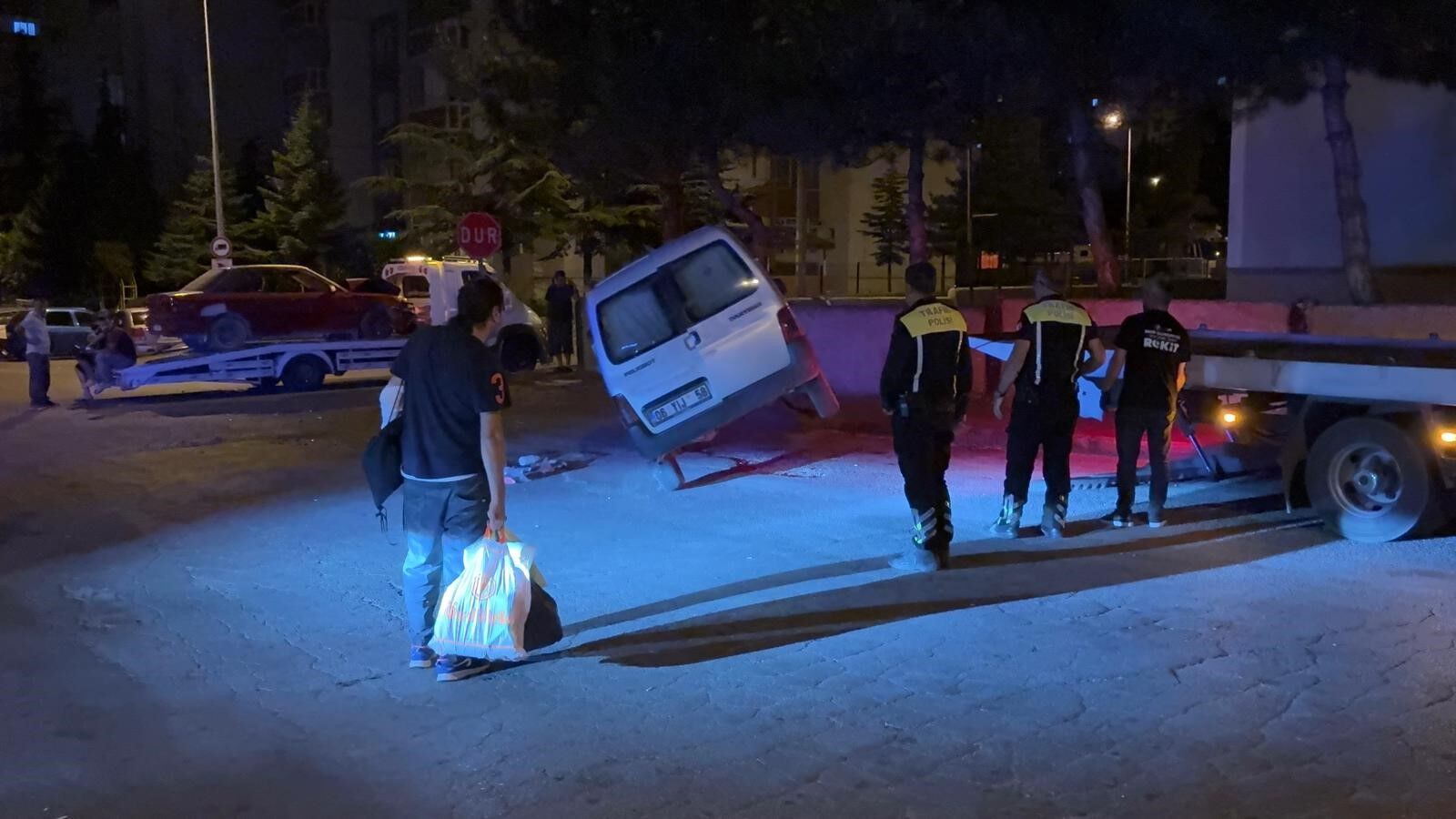 Kaza Yapti Hurdaya Donen Araciyla Kacmak Istedi Ekipleri Pesinden Kosturdu (3)