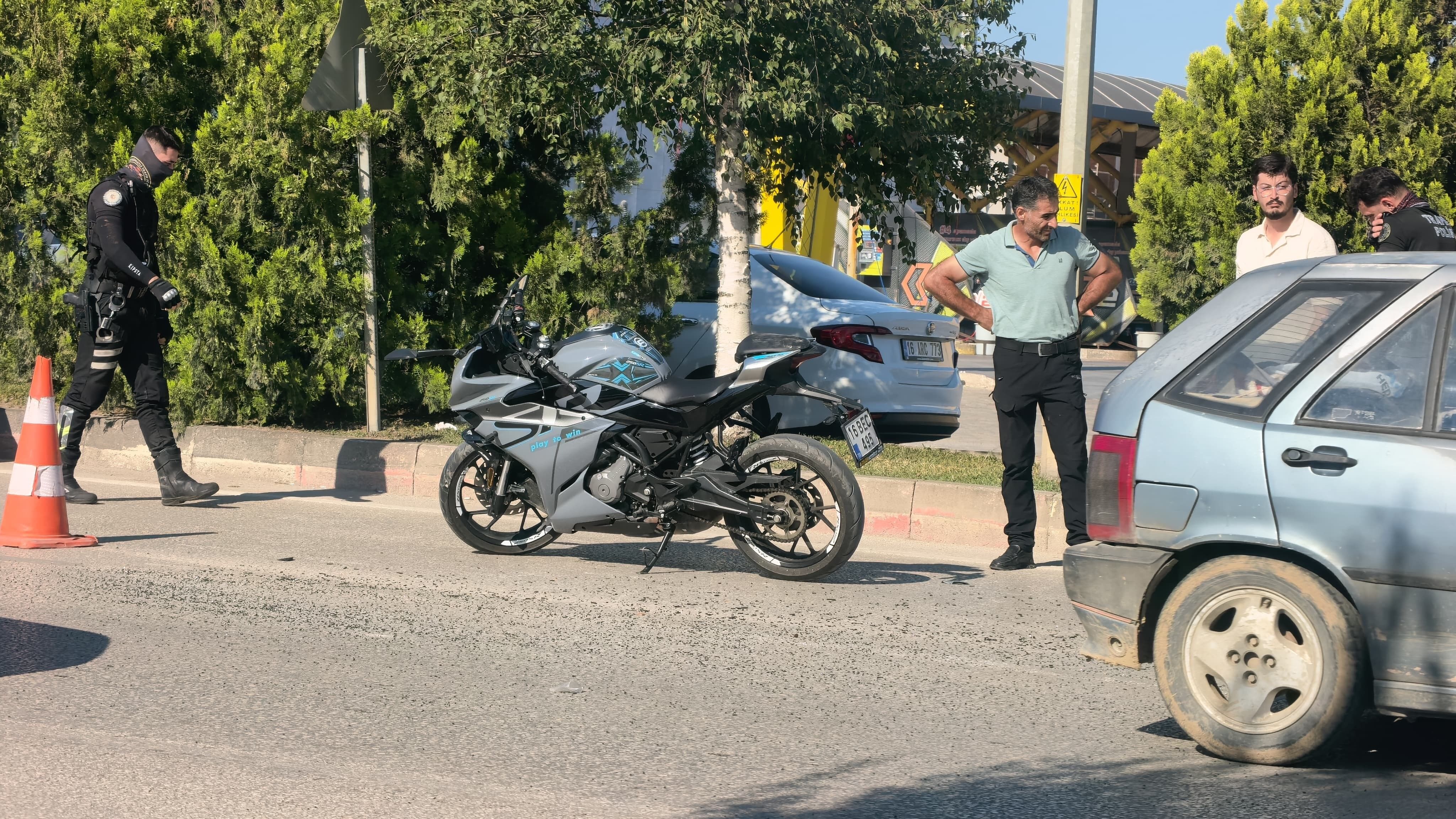 Kontrolden Cikan Motosiklet Hafif Ticari Araca Ok Gibi Saplandi Kaza Kamerada (3)