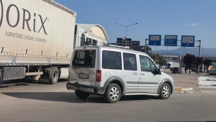 Kontrolden Cikan Motosiklet Hafif Ticari Araca Ok Gibi Saplandi Kaza Kamerada (4)