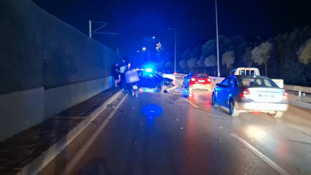 Kontrolden Cikan Otomobil Baz Istasyonu Ve Metro Bariyerlerine Carparak Durabildi (2)
