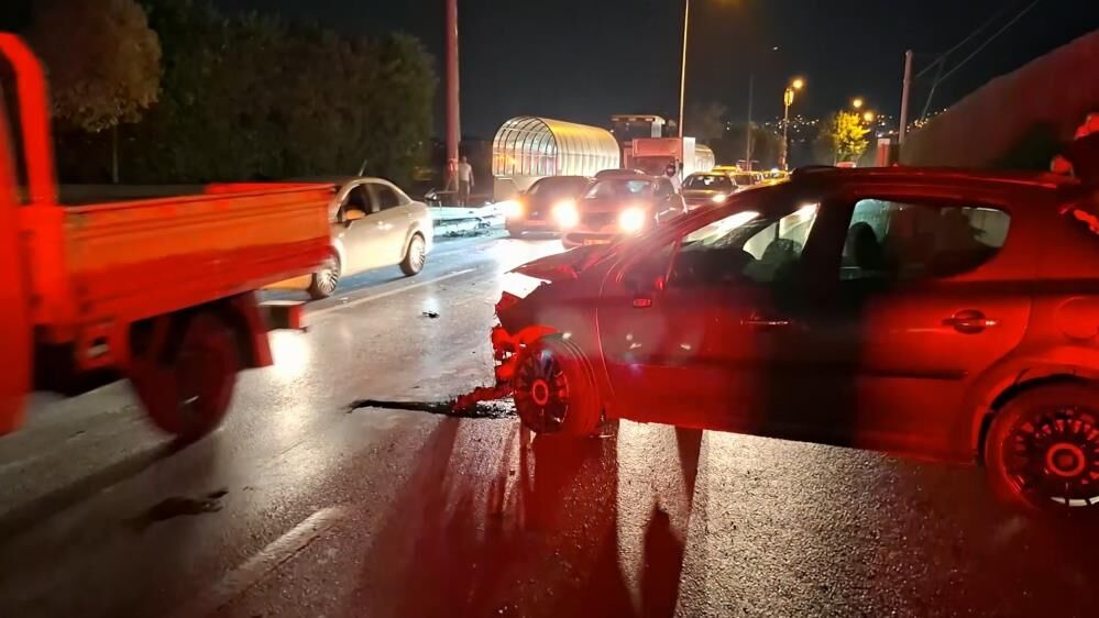 Kontrolden Cikan Otomobil Baz Istasyonu Ve Metro Bariyerlerine Carparak Durabildi (3)