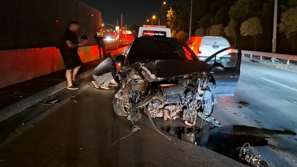 Kontrolden Cikan Otomobil Baz Istasyonu Ve Metro Bariyerlerine Carparak Durabildi (4)