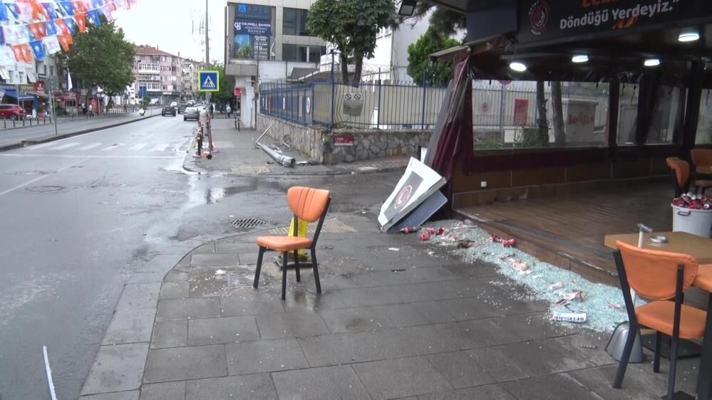 Kontrolden Cikan Otomobil Dukkana Daldi Sans Eseri Yaralanan Olmadi (2)