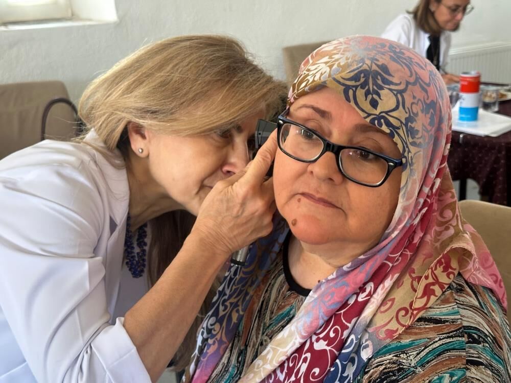 Koylerde Yapilan Isitme Testleri Gulumseten Anlara Sahne Oldu (2)