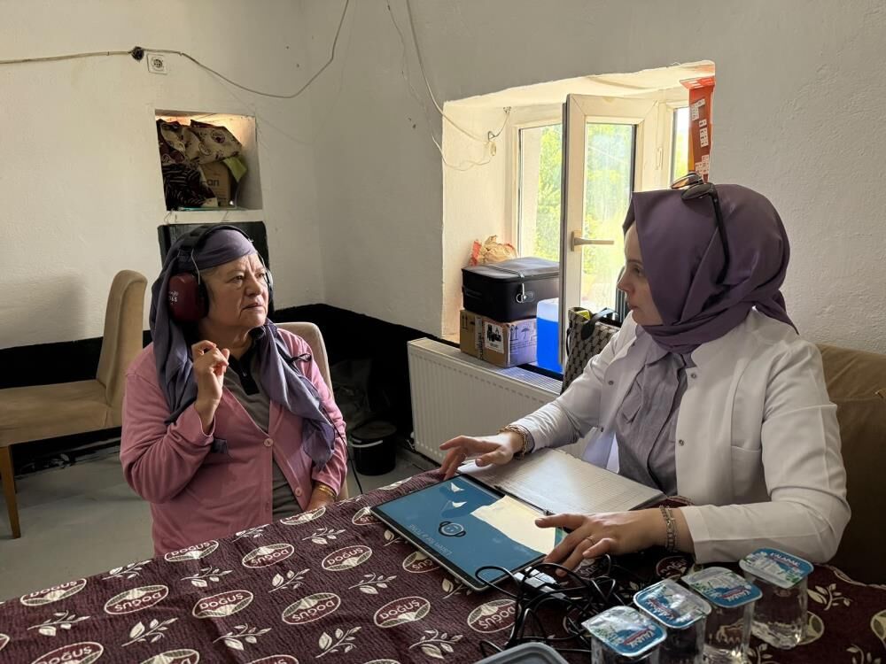 Koylerde Yapilan Isitme Testleri Gulumseten Anlara Sahne Oldu (6)