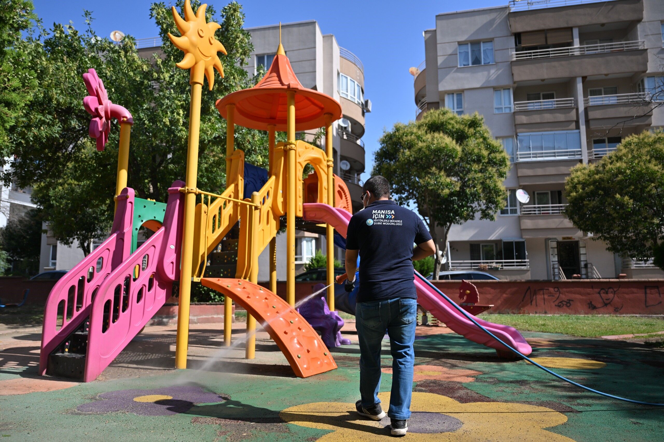 Manisa Buyuksehirden 17 Ilcede Kesintisiz Ilaclama Calismasi (6)