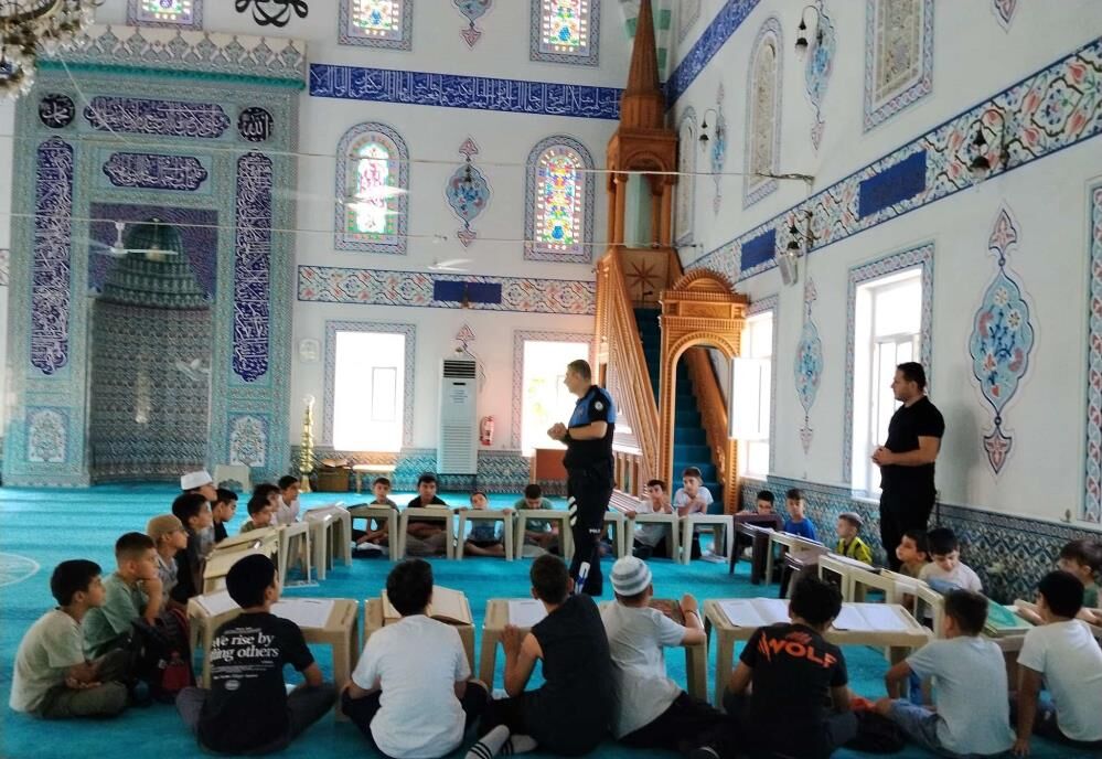 Manisa Polisinden Miniklere Guvenlik Dersi Kuran Kursunda Bilinclendirme Semineri (2)