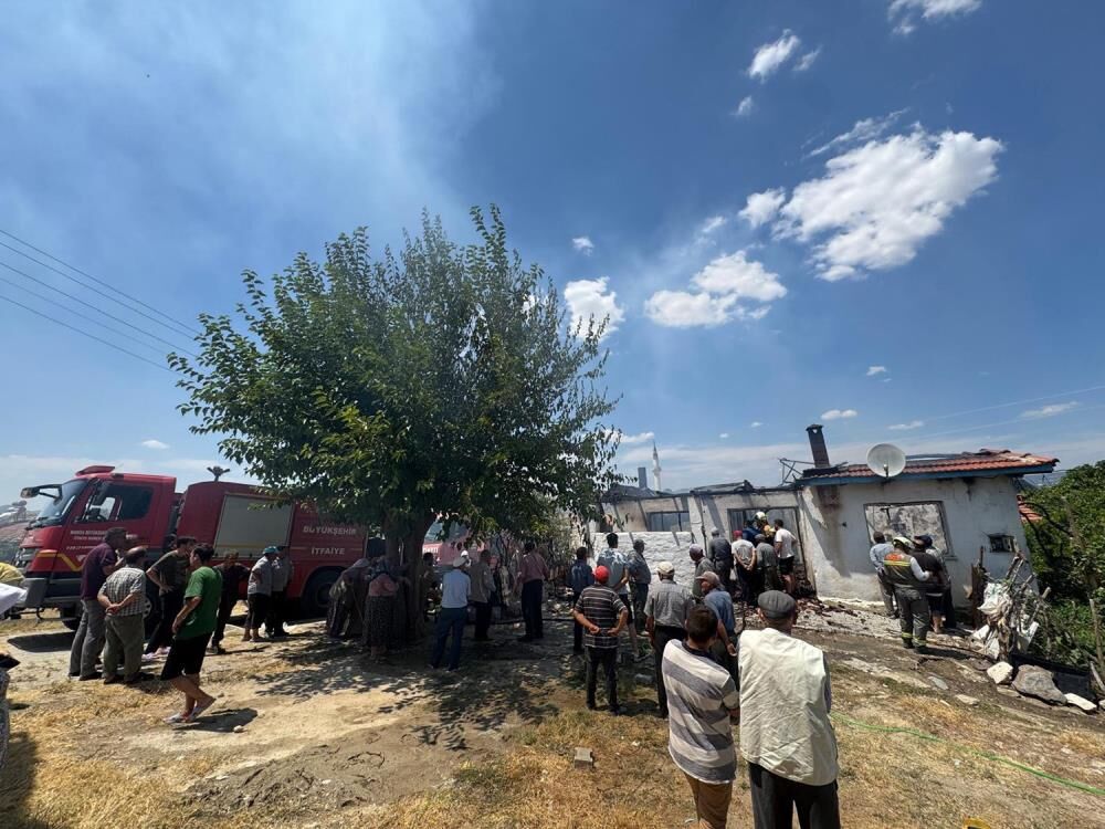 Manisa'da Alevler Evi Küle Çevirdi! Geriye Enkaz Kaldı (2)