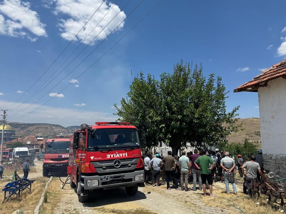 Manisa'da Alevler Evi Küle Çevirdi! Geriye Enkaz Kaldı (3)