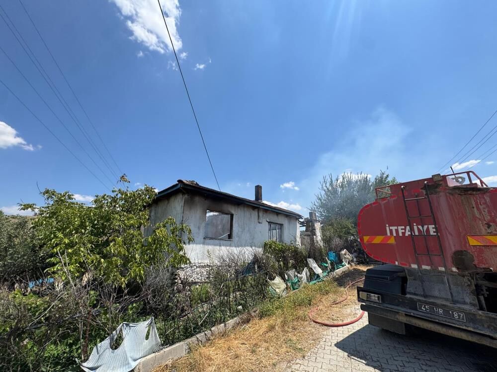 Manisa'da Alevler Evi Küle Çevirdi! Geriye Enkaz Kaldı (4)