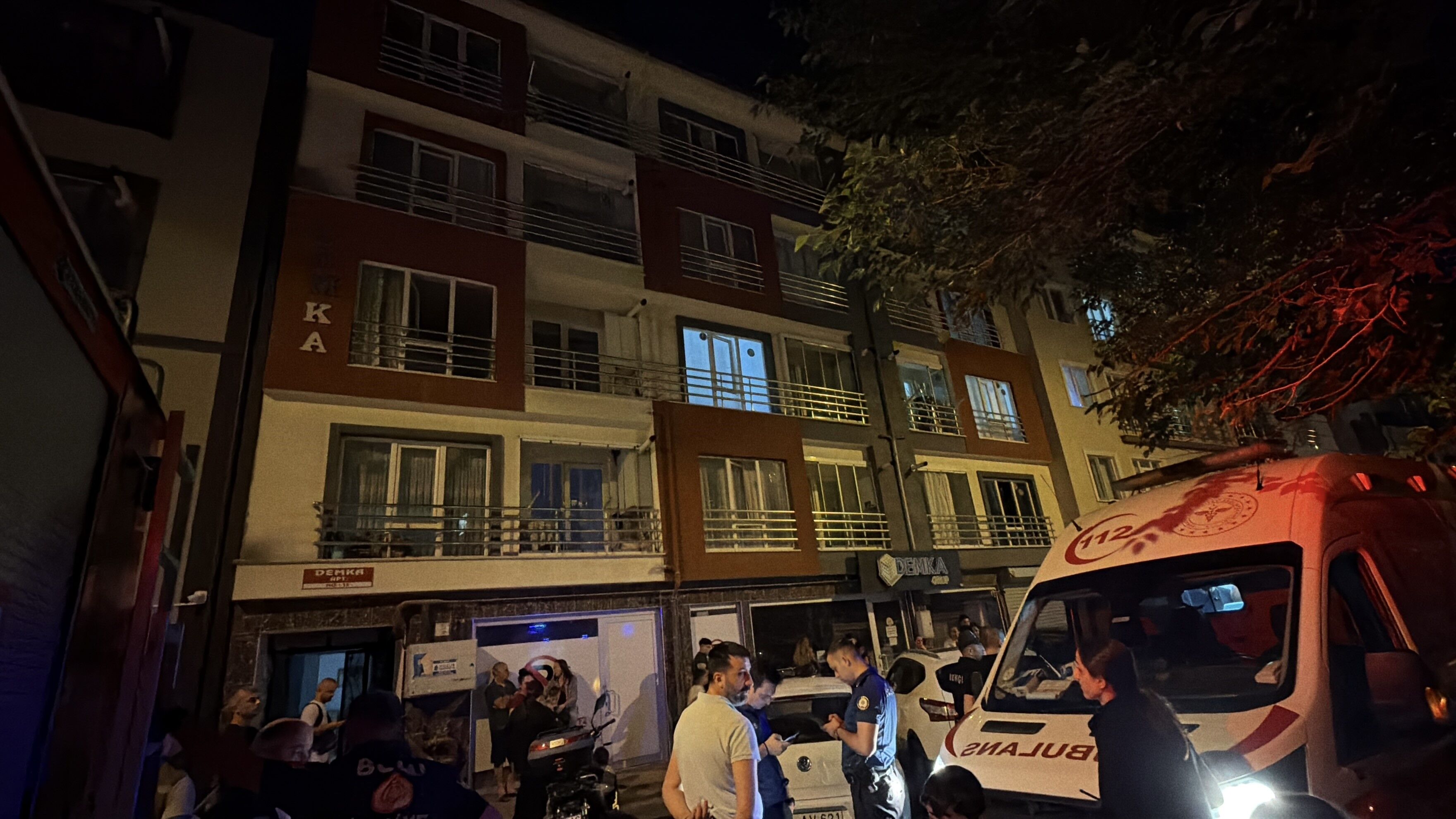 Ocakta Unutulan Yemek Yangin Cikardi Apartman Gece Yarisi Tahliye Edildi (3)