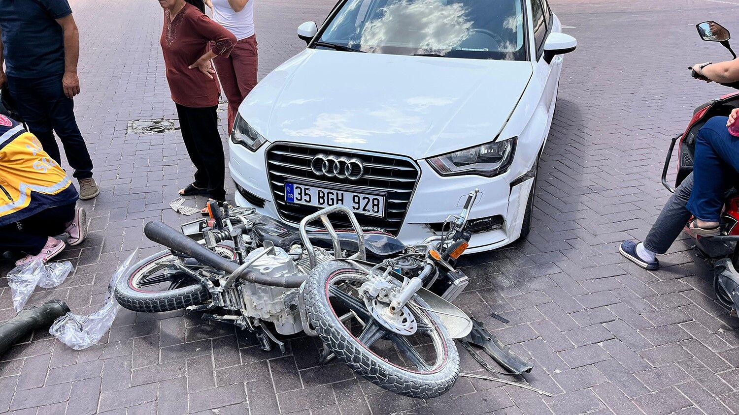Öğle Saatlerinde Korkutan Anlar! Otomobil Ve Motosiklet Çarpıştı (2)