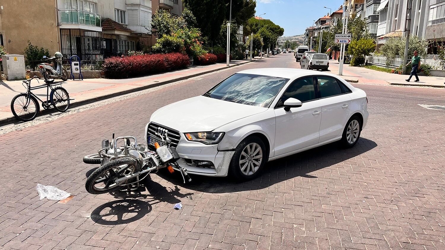 Öğle Saatlerinde Korkutan Anlar! Otomobil Ve Motosiklet Çarpıştı (3)
